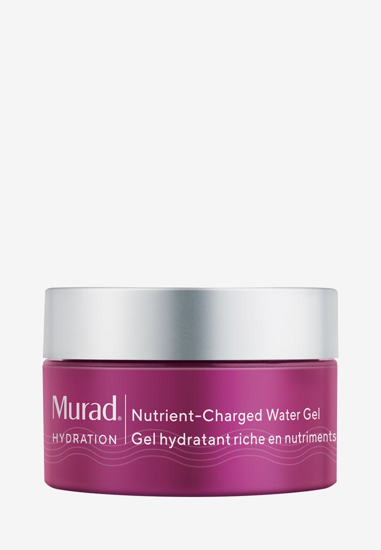 Murad Nutrient-Charged Water Gel i en rund, genomskinlig lila burk med ett silverlock. Texten inkluderar produktens namn och beskrivning i vitt.