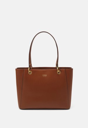 Borsa a spalla in faux pelle marrone con hardware dorato e due manici. Presenta una base piatta e un logo impresso sul fronte.