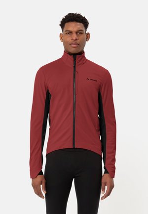 Giacca da ciclismo rossa e nera con colletto alto, chiusura con zip e pannelli laterali a contrasto; realizzata in materiale leggero e elastico.