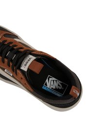 Pruunist nahast ja mustast kangast tenniset, millel on valged aktsendid, pehme kaelus, mustad paelad ja "VANS ULTRACUSH" logo sisetalla peal.