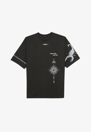 Tricou din bumbac negru, cu imprimeuri grafice albe, inclusiv un scorpion și desene abstracte. Mâneci scurte; decolteu rotund.