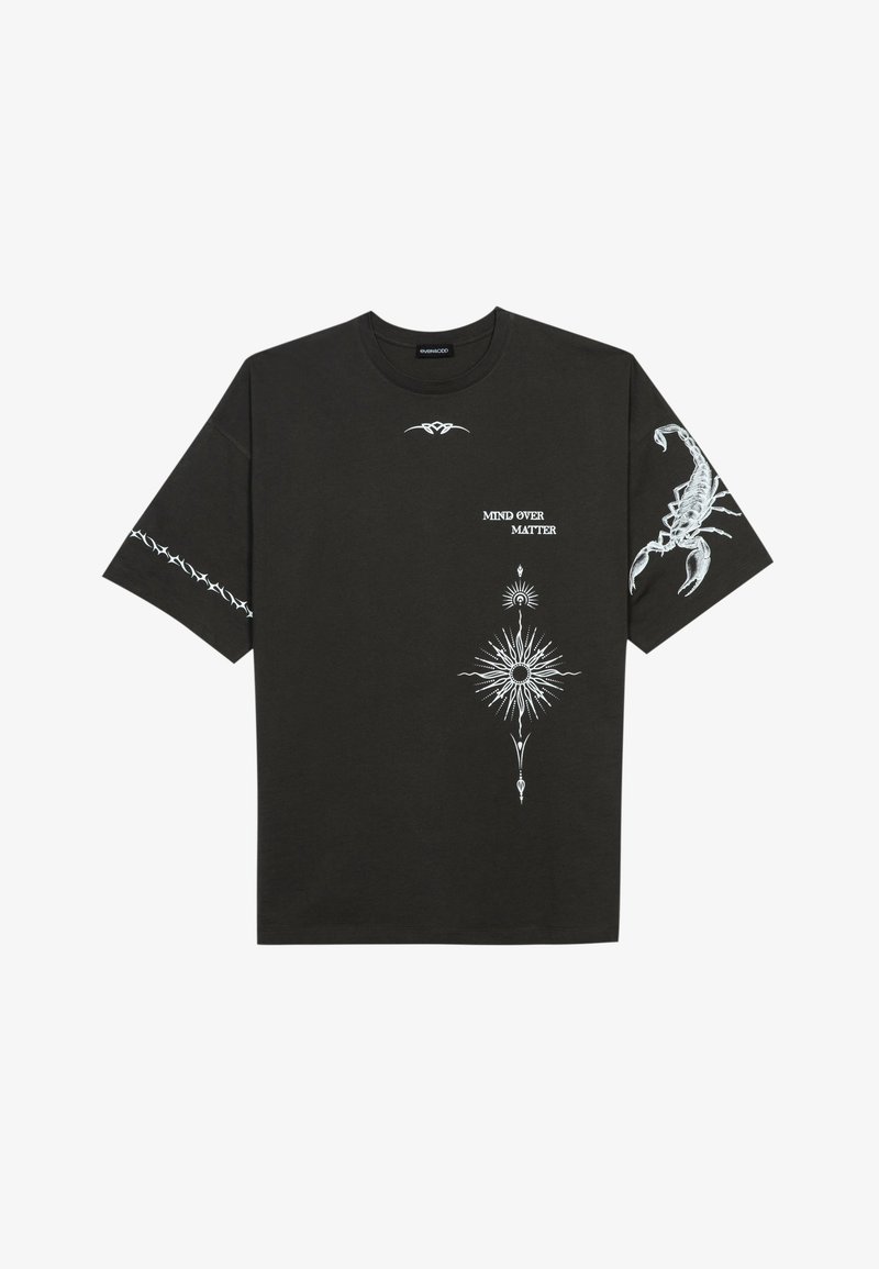 T-shirt noir en coton présentant des impressions graphiques blanches, incluant un scorpion et des motifs abstraits. Manches courtes ; col rond.