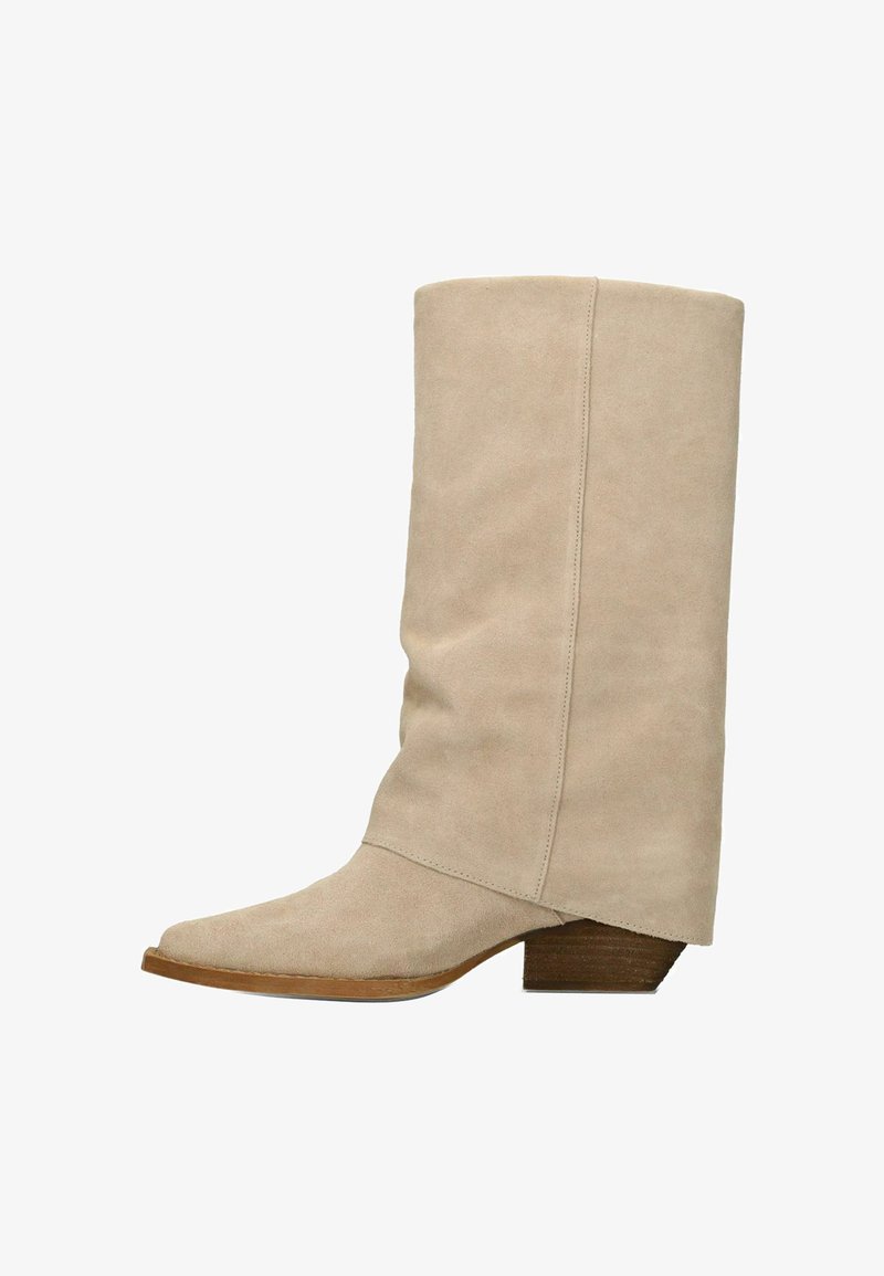 Beige suède laarzen tot halverwege de kuit met puntige neus, lage houten blokhak en eenvoudige verticale stiksels aan de zijkant.
