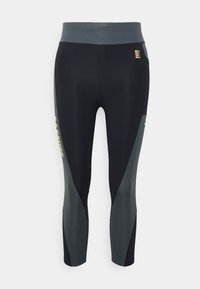 Czarne i ciemnoszare legginsy sportowe o dopasowanym kroju, z szerokim pasem w talii i siateczkowymi akcentami na dolnej części nóg. Złoty detal z logo.