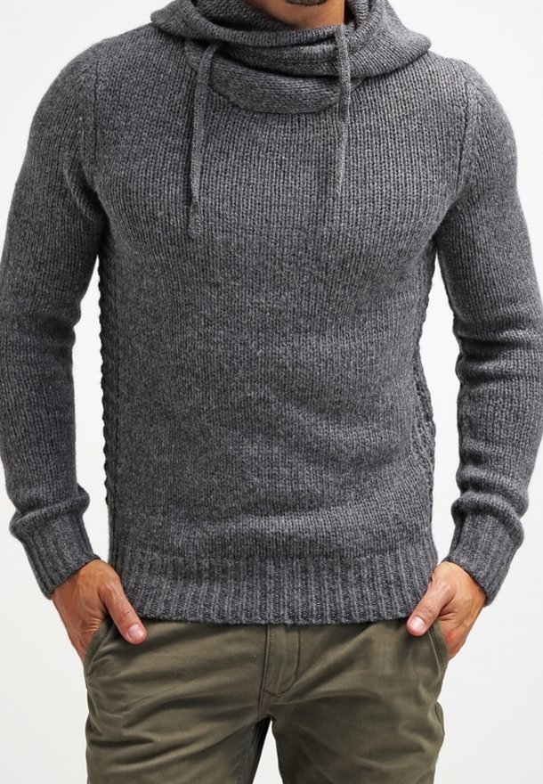 Grauer Strickpullover mit hohem Kragen, gerippter Textur und Kordelzügen. Eng anliegendes Design mit seitlichen Details. Weicher Stoff.