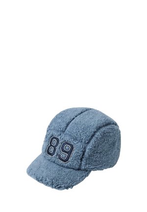 Blåt fleece kasket med buet skygge og nummer 89 broderet foran i hvide og navy sting.