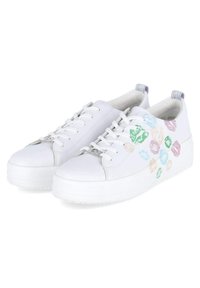 Sneakers bianchi con piattaforma e finitura in pelle liscia, caratterizzate da impronte di baci multicolori in rosa, verde, blu e beige sui lati.