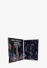 Calendrier avec une couverture brillante arborant le texte "Bonne Année 2026" et des feux d'artifice. À l'intérieur, un fond sombre avec des cases numérotées pour les dates.