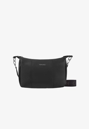 Mustavahainen nahkainen olkalaukku, jossa on teksturoitu pinta, hopeiset yksityiskohdat ja brändätty kangasolka. Suorakulmainen muoto, vetoketjukiinnitys.