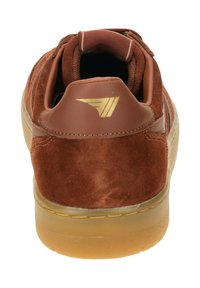 Braune Wildledersneaker mit einer glatten Lederferse. Verfügt über ein goldenes Logo-Element und eine durchsichtige Kautschugsohle. Klassisches Low-Top-Design.