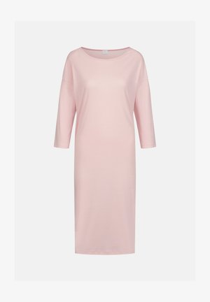 Lichtroze jurk met horizontale strepen, ronde halslijn en driekwart mouwen, gemaakt van een gladde stof met een ontspannen pasvorm.