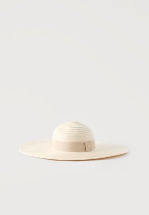 Chapeau de paille beige à large bord avec un ruban beige et une petite étiquette « BOSS » sur un fond uni clair.