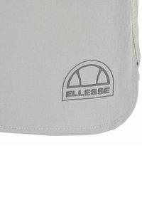 Helle graue Shorts mit einem genähten Saum und einem kleinen, geprägten Logo von "ELLESSE" in Dunkelgrau auf der linken Seite. Glattes, leichtes Material.