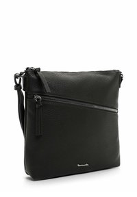 Borsa a tracolla in pelle nera con superficie texture, dotata di una tasca frontale con zip e tracolla regolabile. Logo discreto nella parte inferiore anteriore.