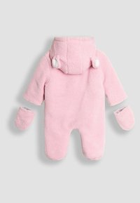 Tuta intera in felpa rosa con cappuccio, dotata di piccoli dettagli a forma di orecchie, guanti attaccati e una superficie morbida e testurizzata.