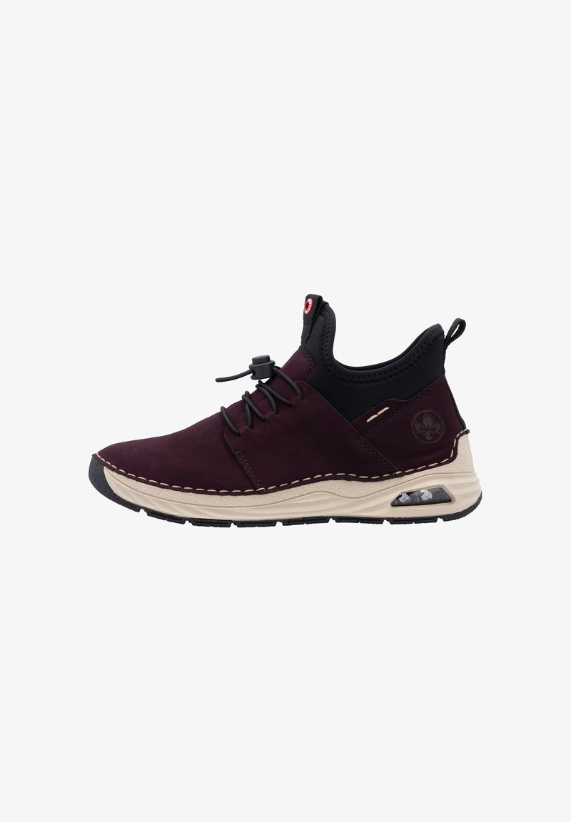 Burgunderroter Veloursledersneaker mit schwarzen Akzenten, elastischen Schnürsenkeln und einer gepolsterten Sohle mit sichtbarer Luftkammer. Abgestepptes Detail entlang der Kanten.