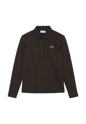 Polo de manga larga marrón oscuro, hecho de algodón, con un cuello clásico, tres botones y un pequeño logo bordado en púrpura en el pecho.