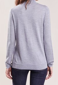 Grau pullover Langarm mit glatter Textur, geripptem Saum und Ärmelabschlüssen sowie hohem Kragen. Die Rückansicht zeigt eine lässige Passform.