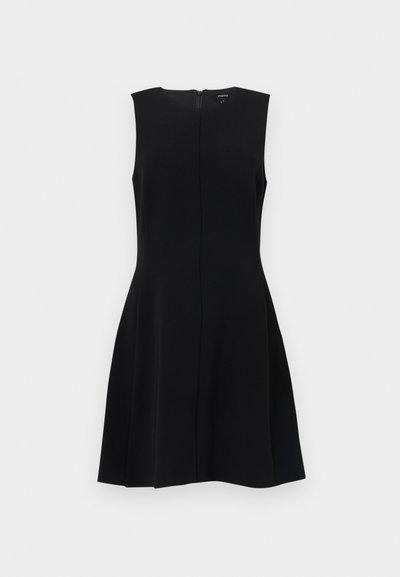 Robe noire sans manches avec un corsage ajusté et une jupe évasée, dotée d'une fermeture éclair dissimulée dans le dos et de lignes épurées. Matière lisse et sans texture.