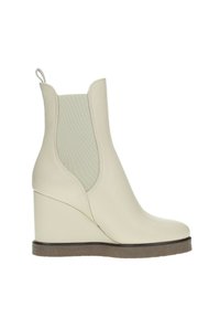 Stivaletti a zeppa in pelle bianco sporco con finitura texture, pannelli laterali elasticizzati e suola in gomma marrone, dotati di una linguetta sul retro.