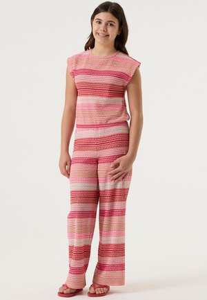 Ensemble deux pièces en crochet rose composé de manches courtes, d'un pantalon à jambes larges et d'un motif rayé aux nuances de rose et beige clair.