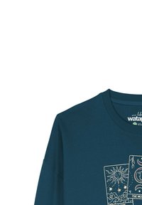 T-shirt à manches longues teal présentant un design graphique de cartes de tarot avec le soleil, la lune et des nuages dans des couleurs claires. Texture douce, col côtelé.