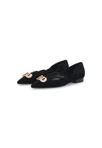 Des ballerines en suède noir à bout pointu, ornées d'une boucle décorative en or et en cristal à l'avant et d'un petit talon carré.