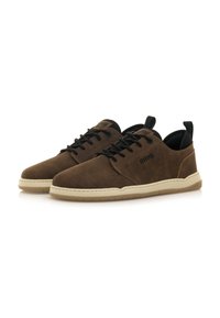 Sneaker in suede marrone con dettagli neri, design con lacci, suola leggera e un tab sul retro per una facile calzata.