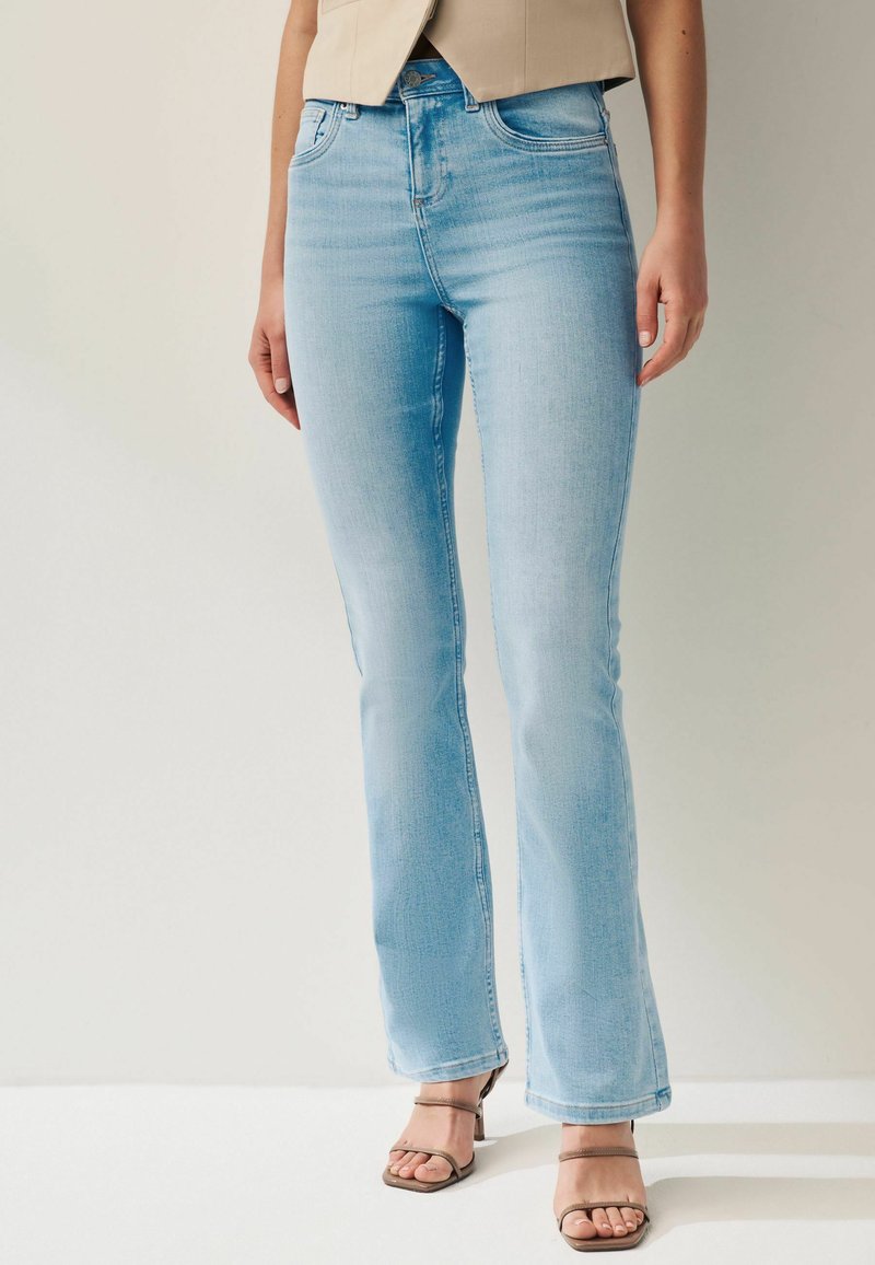 Next SUPER SOFT PETITE - Vaqueros bootcut - bleach blue