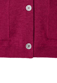 Magenta knitted cardigan with two visible silver buttons engraved "MAERZ MUENCHEN" and ribbed side panels and hem.
