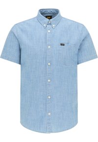 Koszula z krótkim rękawem, w jasnoniebieskim kolorze, zapinana na guziki, uszyta z materiału chambray; posiada kieszonkę na piersi i małe logo marki po lewej stronie.