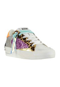 Sneaker che presenta un mix di materiali: suede grigio, glitter viola, stampa leopardata, dettagli dorati e lacci azzurri chiari. Suola in gomma bianca.