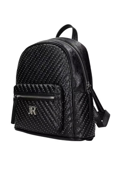 Zaino in ecopelle nera trapuntata con borchie argentate, dotato di tasca frontale con zip e spallacci regolabili. Accento con logo metallico sulla parte anteriore.