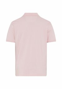 Polo en rose clair, à manches courtes, fabriqué en coton doux. Présente un col classique et une finition lisse et texturée sans motifs.
