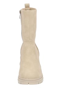 Beżowy botek za kostkę o gładkiej zamszowej fakturze, z zamkiem błyskawicznym z przodu, pętelką z tyłu i solidną podeszwą zapewniającą przyczepność.