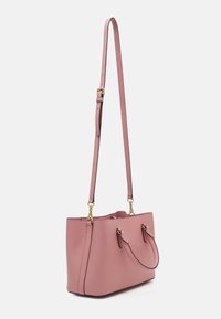 Rosa läderhandväska med en strukturerad form, dubbla handtag och ett avtagbart justerbart axelrem. Guldtonade detaljer.