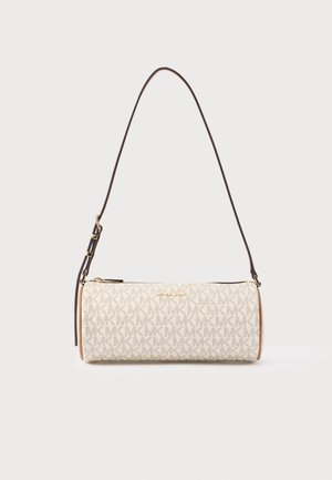 Beige cilindrische Michael Kors handtas met herhalend "MK"-patroon, gouden logo, beige afwerking en verstelbare donkerbruine schouderriem.