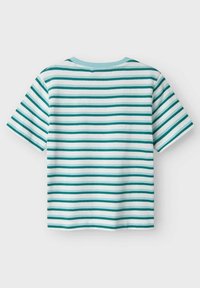 T-shirt a maniche corte a righe con strisce orizzontali alternate in teal e bianco, colletto tondo e materiale in cotone morbido.
