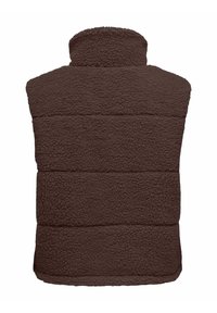 Bruine fleece vest met hoge kraag, met een gestructureerd oppervlak en horizontale stiksels over het lichaam. Geen voorkeursopeningen of zakken.