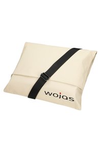 Sac en toile beige avec fermoir rabat et bandoulière noire. Présente un logo noir et rouge, affichant un design simple et fonctionnel.