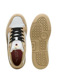 Sneaker bianche e beige con finitura in suede, punta perforata, lacci neri, suola in gomma testurizzata e dettagli con logo dorato.