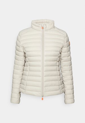 Lichtbeige pufferjack met een hoge kraag, gewatteerd ontwerp, ritssluiting aan de voorkant en een contrasterende oranje ritssluiting.