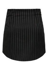 Zwarte mini-rok met verticale witte strepen, voorzien van een aansluitende tailleband en een licht uitlopende vorm. Gladde textuur, zonder zichtbare hardware.