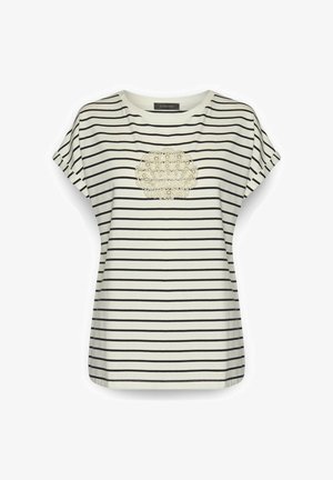 Biała koszula z krótkim rękawem z czarnymi poziomymi paskami oraz centralną beżową ozdobą w kształcie kwiatu z perłowymi i koralikowymi detalami.