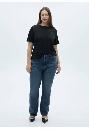 Svart kortärmad t-shirt i kombination med blå raka jeans och svarta spetsiga skor; slät tyg, avslappnad design och figurnära silhuett.