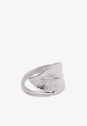 Sølvring formet som et blad, med detaljeret åretekstur og en glat overflade. Åben bånddesign muliggør justerbar størrelse.