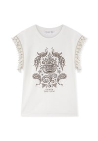 T-shirt bianco in cotone con maniche corte a frangia. Presenta un design in paisley e floreale marrone con il testo "SEGUITO IL FLOW" sotto il motivo.