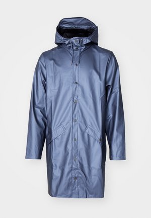 Impermeable abrigo de lluvia azul marino con capucha ajustable, cierres de botón a presión, dos bolsillos frontales y un acabado liso y brillante.