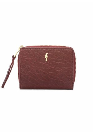 Kompaktowy ciemnoczerwony skórzany portfel o fakturowanej powierzchni, z złotym emblematem ptaka i zamkiem błyskawicznym z skórzaną pętelką na białym tle.