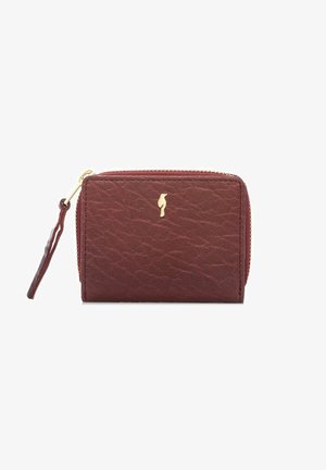 Kompaktowy ciemnoczerwony skórzany portfel o fakturowanej powierzchni, z złotym emblematem ptaka i zamkiem błyskawicznym z skórzaną pętelką na białym tle.